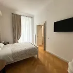 Napoliforever Elegant A Chiaia Centro * נאפולי