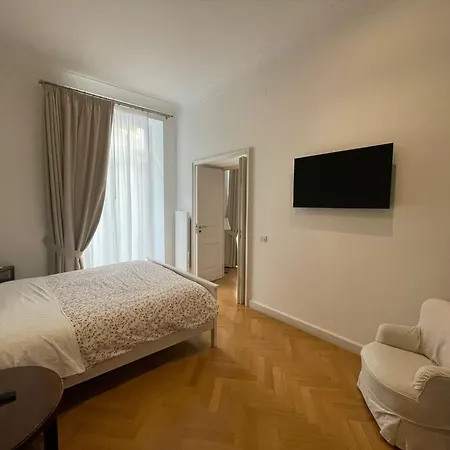 Napoliforever Elegant A Chiaia Centro Appartement